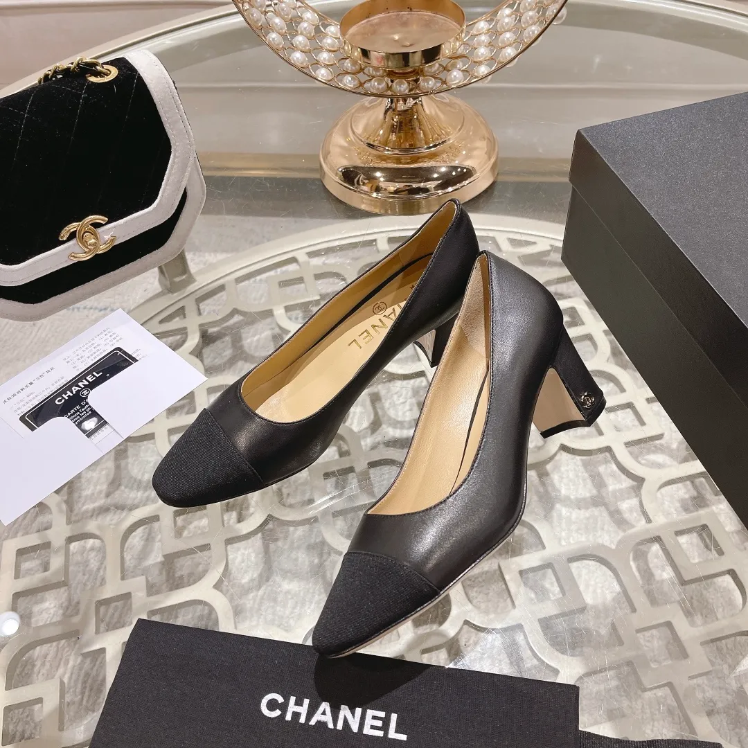 👟👟Ex-factory price 440👟👟 Chanel - Spring and summer classic color-blocked thick heel single shoes ⚠ Fashionable catwalk style ❤ Mixed splicing colors, empty toe style on the inside, 2.5cm thick heel with small logo embellishment, a fashionable interpretation! How to match the series to look good! Original customized wood-colored genuine leather outsole, imported sheepskin surface, goatskin lining for feet... 34-40 regular size (41.42.43 custom-made, non-returnable) 🎁Latest full set of packaging at the counter